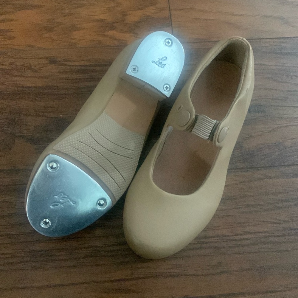 Tan Leo tap shoes